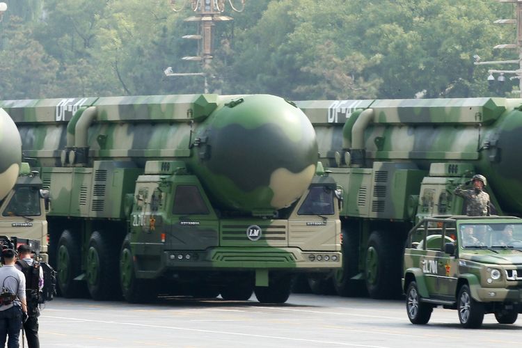 Dongfeng-41 atau DF-41 muncul saat parade militer HUT ke-70 China Selasa (1/10/2019). DF-41 disebut bisa menjangkau AS hanya dalam 30 menit, dan mendapat julukan sebagai senjata hari kiamat.