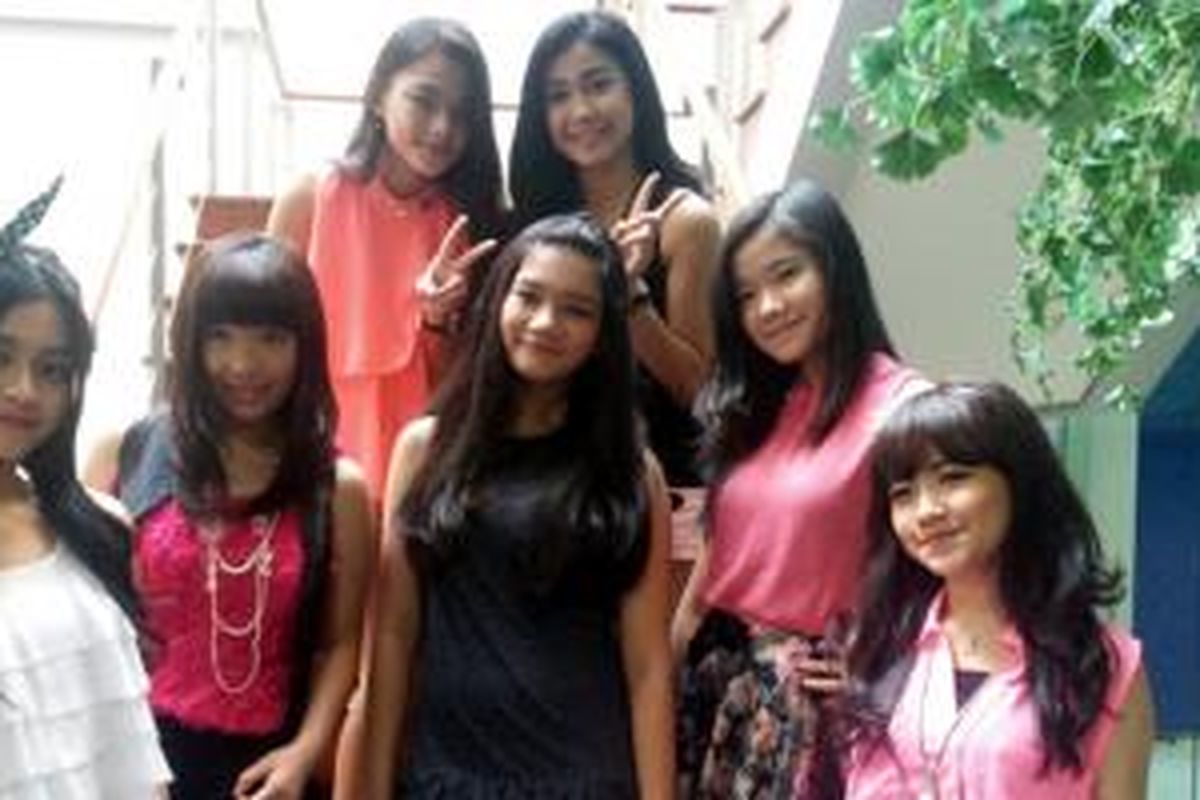 Tujuh personel Teenebelle berpose usai menghadiri konferensi pers HUT SCTV ke-25 di SCTV Tower, Senayan City, Jakarta Pusat, Senin (10/8/2015) sore.