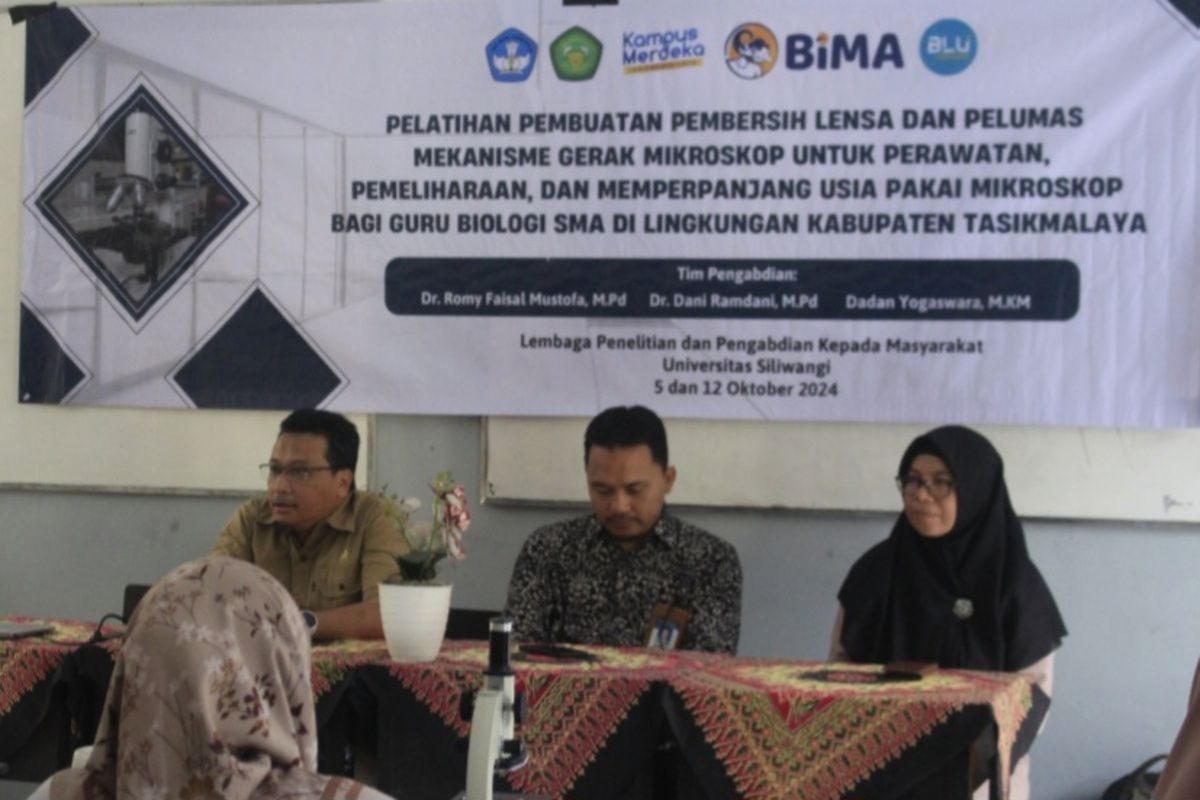 Tim Dosen Program Studi Biologi Fakultas Keguruan dan Ilmu Pendidikan (FKIP) Unsil Tasikmalaya dipimpin Doktor Romy Faisal Musthofa dengan anggota Doktor Dani Ramdani dan Dadan Yogaswara MKes, memberikan pelatihan pembuatan pembersih lensa mikroskop buatan mereka ke seluruh guru Biologi SMA se-Kabupaten Tasikmalaya, Jawa Barat, Jumat (11/10/2024).