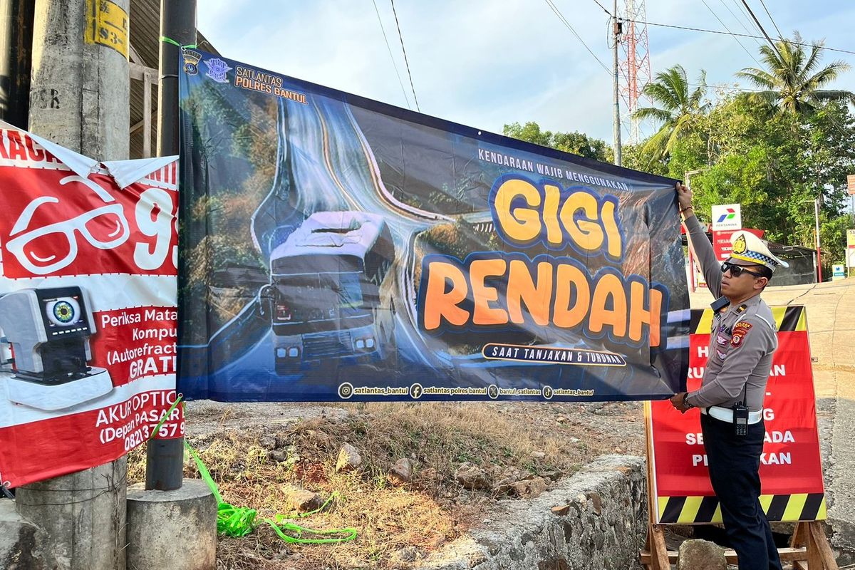 Polisi memasang banner untuk mencegah kecelakaan di jalan Imogiri-Dodokan, Bantul