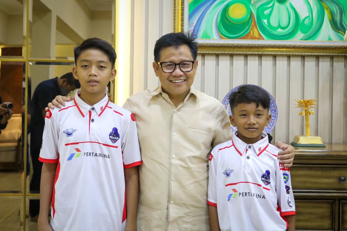 Gus Muhaimin saat menerima kunjungan dua rider belia, yaitu Clevan Lois Valera Octavianus (10 tahun) dan Lanova Tantra Mahardika (14 tahun) di rumah dinas DPR, Jalan Widya Chandra, Jakarta Selatan (Jaksel), Rabu (26/10/2022).