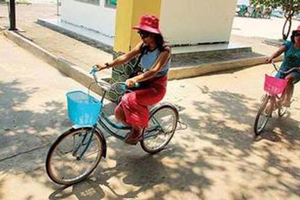 Wisatawan menikmati Pulau Pari di Kepulauan Seribu, DKI Jakarta, Sabtu (10/11/2012), dengan bersepeda mengelilingi pulau. Sektor pariwisata Kepulauan Seribu berkembang pesat dalam tiga tahun terakhir seiring bertambahnya intensitas dan kapasitas kapal penumpang.