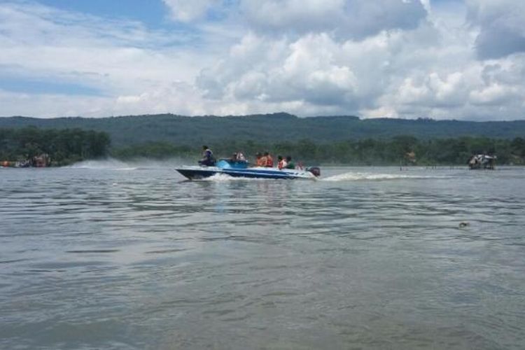 Zona khusus ini dibangun di situ setelah Bupati Purwakarta membangun jalan dari Cikaobandung Jatiluhur melintasi Sukasari menuju Gunung Karung di Kecamatan Maniis.