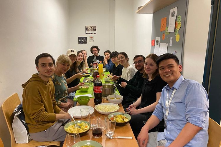 Guru bahasa Indonesia yang mengajar di luar negeri, Boy Tri Rizky (baju biru paling kanan) saat makan bersama murid-muridnya di Jerman.