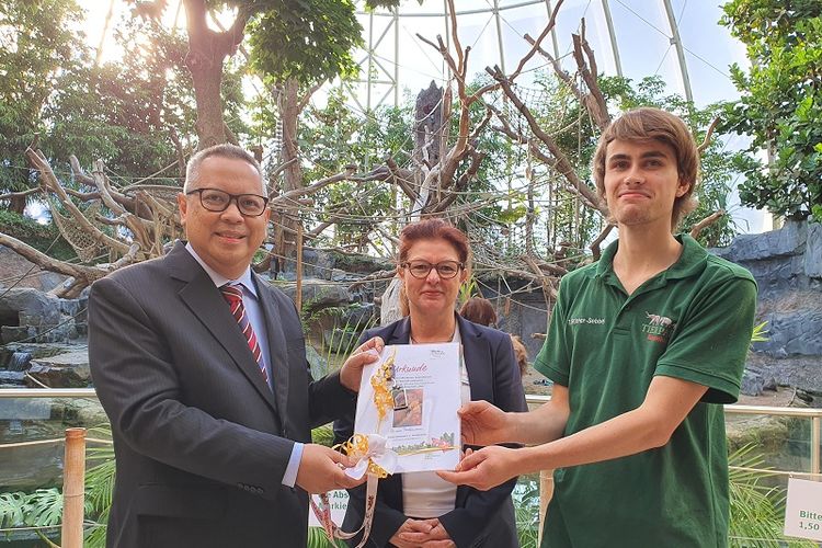 Serah Terima Sertifikat (Urkunde) antara Pihak Tierpark Hagenbeck Sabina Bernhardt (Bagian Pers Tierpark Hagenbeck) dan Tjark Ruther-Sebbel (Zookeeper) kepada Konsul Jenderal RI Hamburg Ardian Wicaksono.