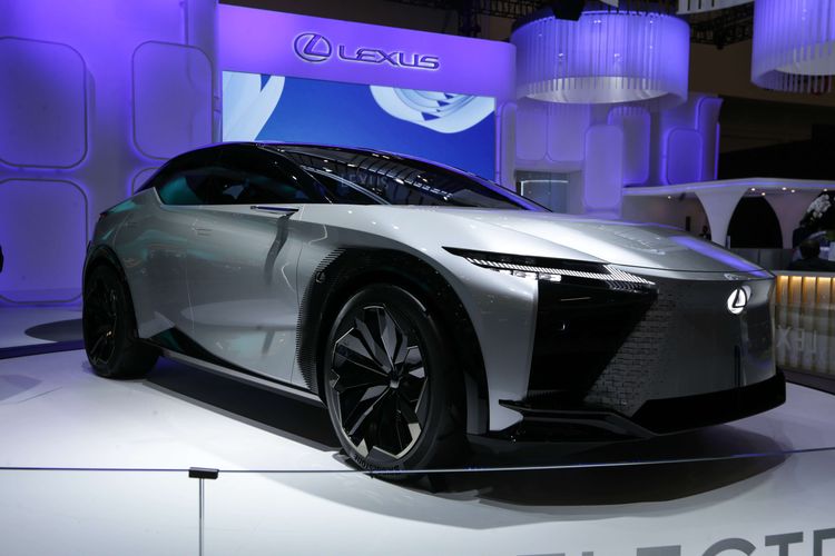 The Lexus LF-Z Electrified Concept dipamerkan di ajang Gaikindo Indonesia International Auto Show (GIIAS) 2022 di ICE BSD, Tangerang, Sabtu (13/8/2022). The Lexus LF-Z Electrified Concept yang membawa konsep ''Eco-Friendly'' lounge sebagai evolusi atas kendaraan listrik berpenumpang perseroan di masa mendatang.