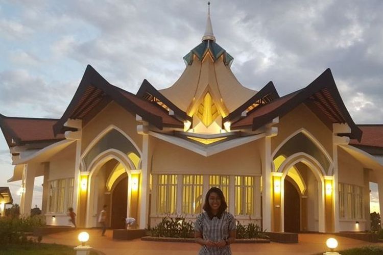 Christy Yuhas Dini

Sumber gambar, Dokumen Dini
Keterangan gambar,

Dini berpose di depan tempat ibadah agama Bahai di Batambang, Kamboja.