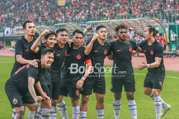Para pemain Persija merayakan gol pada laga persahabatan pramusim kontra Sabah FC di Stadion Patriot Candrabhaga, Bekasi, Jawa Barat, Minggu (5/6/2022).