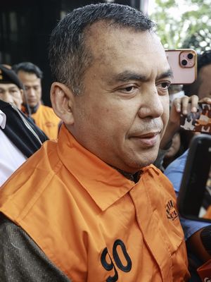 Wakil Menteri Imigrasi dan Pemasyarakatan (Imipas) Silmy Karim (tengah) berjalan dengan mengenakan rompi tahanan usai menjalani pemeriksaan di Gedung Merah Putih KPK, Jakarta, Kamis (4/6/2026). Setelah memeriksa Silmy selama lebih dari 10 jam, KPK menetapkannya sebagai tersangka kasus dugaan korupsi terkait pengurusan izin tinggal warga negara asing (WNA) di Indonesia. 