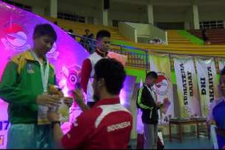Suasana pemberian medali pada peserta kejurnas wushu junior di Pangkalpinang Kepulauan Bangka Belitung