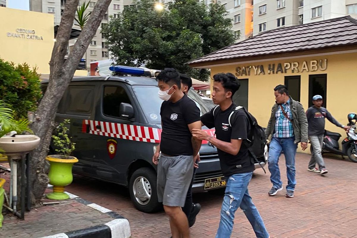 Pelaku penusukan berinisial AH (26) yang menikam korbannya hingga tewas di Tanjung Duren, Jakarta Barat. Foto didokumentasikan di Mapolsek Tanjung Duren, Selasa (26/9/2023). 