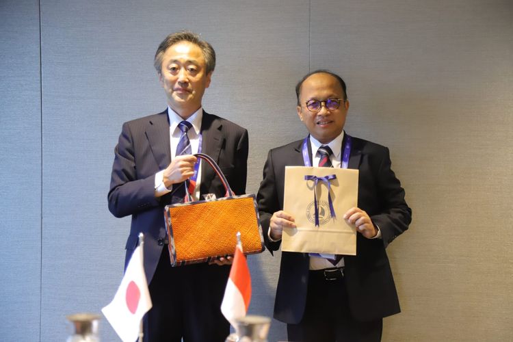 Sekretaris Jenderal Kementerian Ketenagakerjaan Anwar Sanusi berfoto bersama dengan Wakil Menteri Kesehatan, Tenaga Kerja, dan Kesejahteraan Jepang, Yoji Kobayashi dalam pertemuan The 17th Asia Pacific Regional Meeting of the ILO di Singapura, Rabu (7/12/2022).