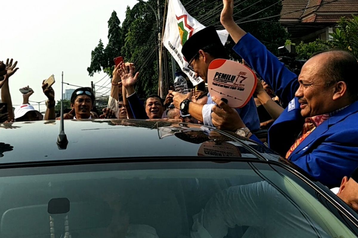 Sebelum memasuki mobilnya, Sandiaga Uno sempat menaiki bagian pintu mobil dan melambaikan tangan serta melemparkan senyuman kepada para pendukungnya, Jumat (10/8/2018).