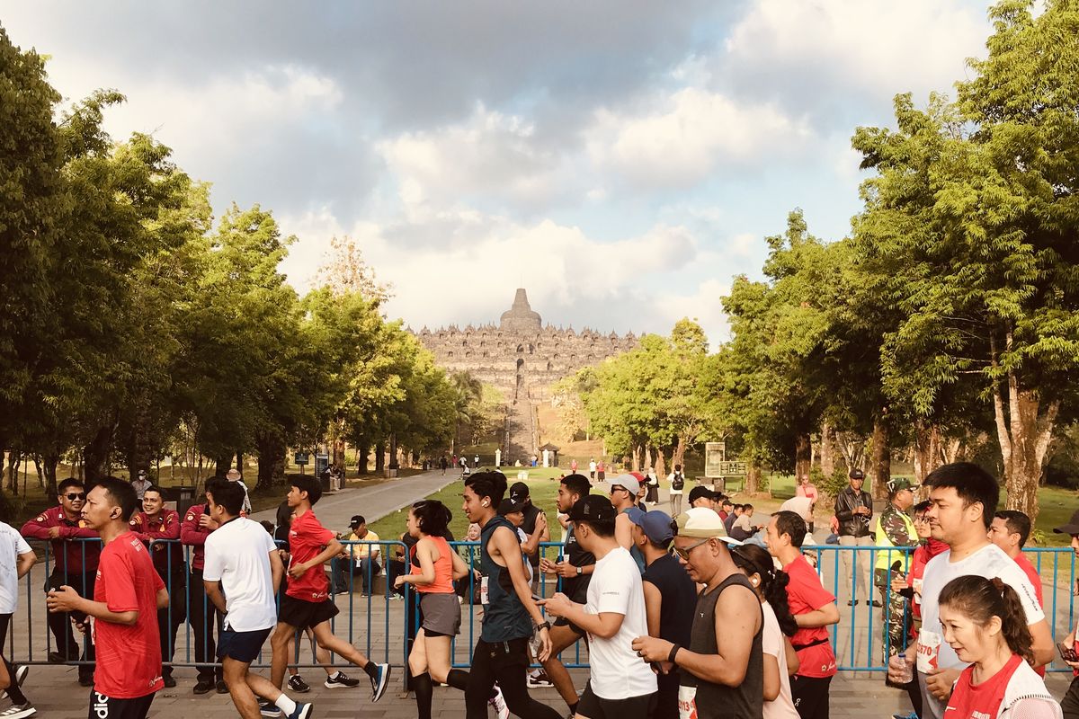 Para kontestan Borobudur Marathon 2023 berlari sembari menikmati kemegahan Candi Borobudur, Minggu (19/11/2023).