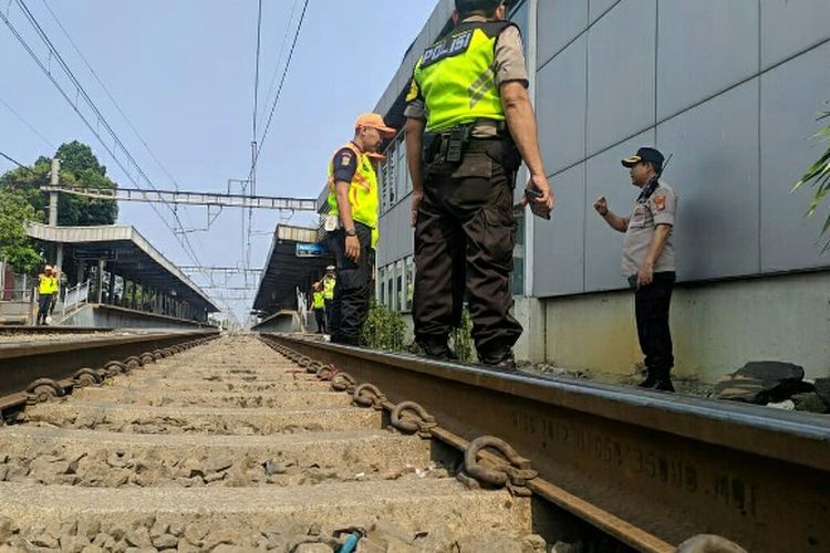 Seorang pengemudi ojek online tanpa identitas ditemukan tewas setelah tertabarak kereta Bandara Soekaro-Hatta dengan nomor 35-37 di perlintasan stasiun Poris, Batu Ceper,  Kota Tangerang, Kamis (31/10/2019).