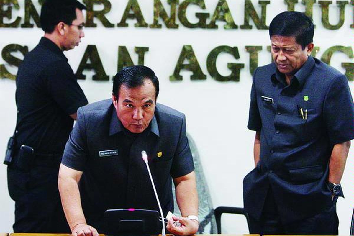 Wakil Jaksa Agung AH Ritonga (tengah) didampingi Jaksa Agung Muda Intelijen Iskamto (kanan) menanggapi beredarnya transkrip percakapan dugaan rekayasa kriminalisasi pimpinan KPK yang dikaitkan dengan dirinya di Gedung Kejaksaan Agung, Jakarta, Selasa (27/10). Ritonga membantah terlibat dalam dugaan rekayasa itu.