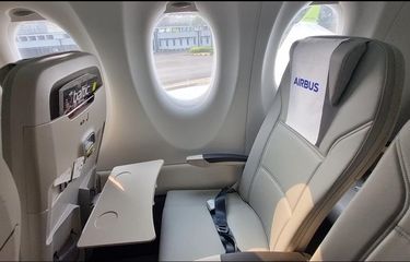 Desain kursi pesawat Airbus A220-300.