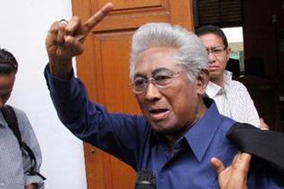 Adnan Buyung Nasution.