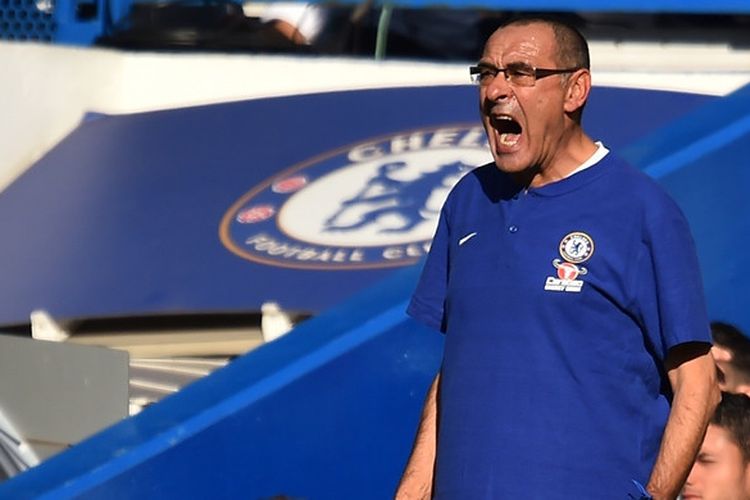 Ekspresi pelatih Chelsea, Maurizio Sarri, dalam laga Liga Inggris melawan Manchester United di Stadion Stamford Bridge, London, Inggris pada 20 Oktober 2018.
