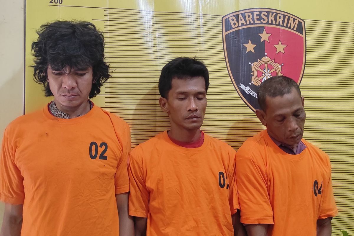 DG (35), PA (35), dan A (48) ditahan di Polsek Binjai Kota pada Rabu (12/3/2025). Ketiganya ditangkap karena mencuri lampu lalu lintas di Jalan Sudirman, Kota Binjai. 
