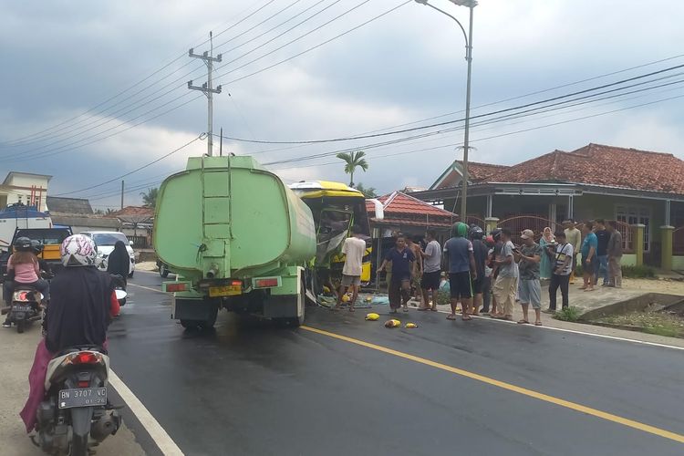 Tabrakan truk tanki dan bus penumpang di Desa Nibung, Bangka Tengah, Kepulauan Bangka Belitung, Selasa (31/10/2023).