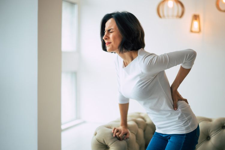 Salah satu cara mengatasi nyeri punggung adalah dengan bergerak aktif meskipun tidak nyaman.