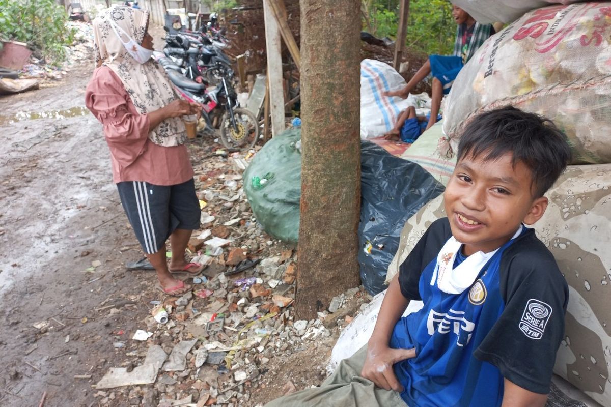 Muhamad Saputra (14) korban kebakaran lapak pemulung di kawasan Pondok Aren, Tangerang Selatan, Rabu (25/8/2021).