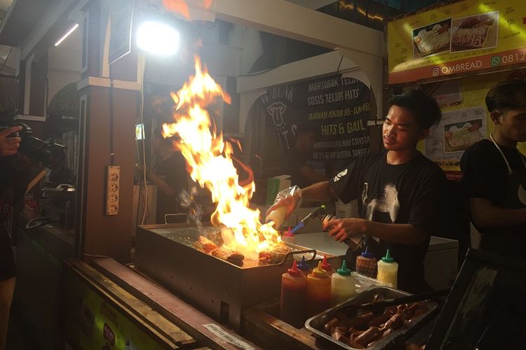 Salahsatu stan di Jakarta Street Food Festival sedang memasak pesanan pembeli, Jumat (09/11/2018).