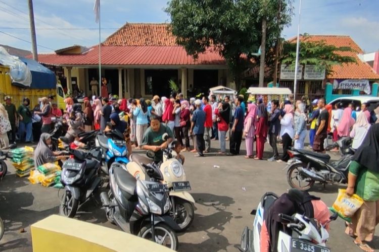 sejumlah warga ikut antre beras murah SPHP di halaman kantor balai desa Lurah Kecamatan Plumbon Kabupaten Cirebon, Jawa Barat Senin (26/2/2024) pagi.