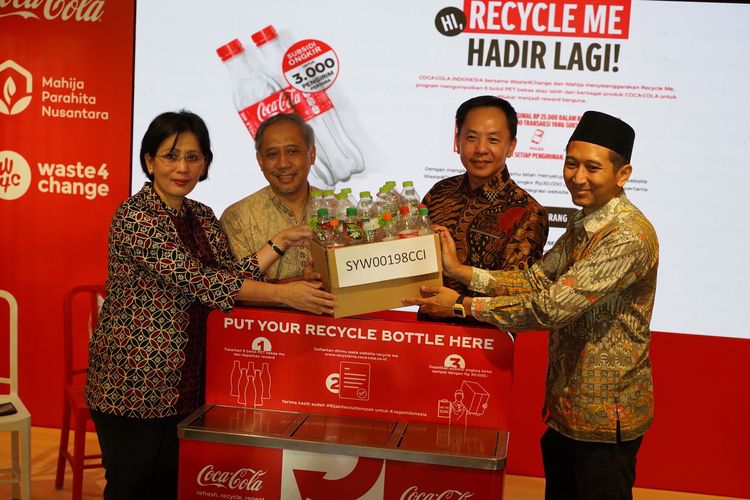 Program Recycle Me dari Coca-Cola kembali dihadirkan dengan memberikan reward kepada konsumen untuk setiap plastik PET yang ditukarkan