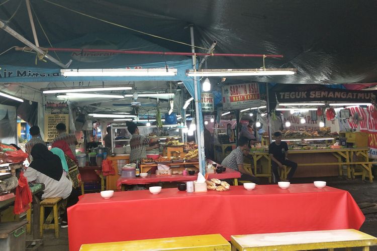 Pedagang nasi kapau di Jalan Kramat, Jakarta Pusat, Jumat (10/1/2020).
