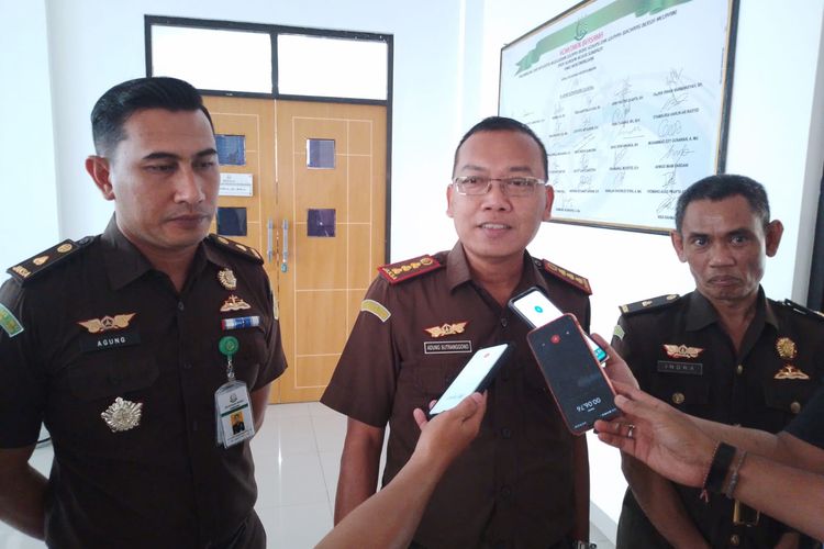 Konferensi Pers Kejaksaan Negeri Sumbawa dugaan kasus korupsi alat kesehatan di RSUD Sumbawa Senin (27/2/2023) 