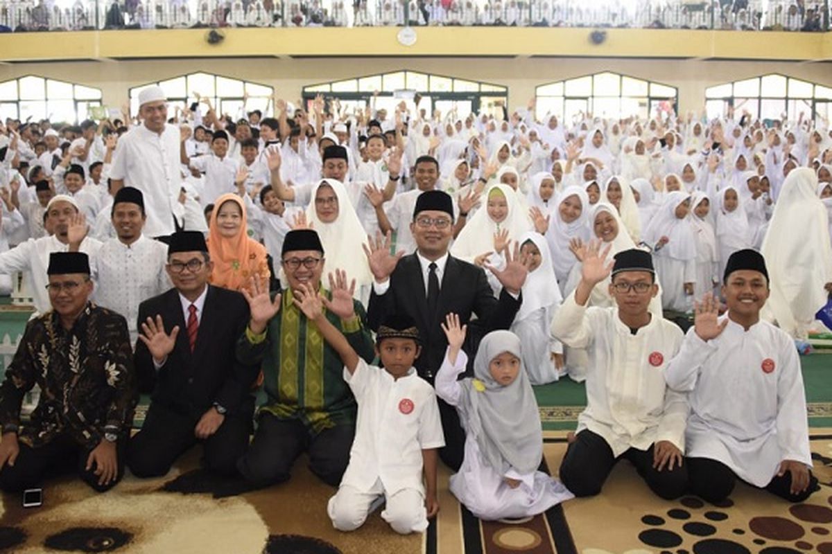 Gubernur Jabar Ridwan Kamil menghadiri acara wisuda para penghafal Al Quran Yayasan SIT Adzkia Angkatan VII di Masjid Al Muttaqin, Setukpa Lemdiklat Polri, Kota Sukabumi, Sabtu (26/10/19).