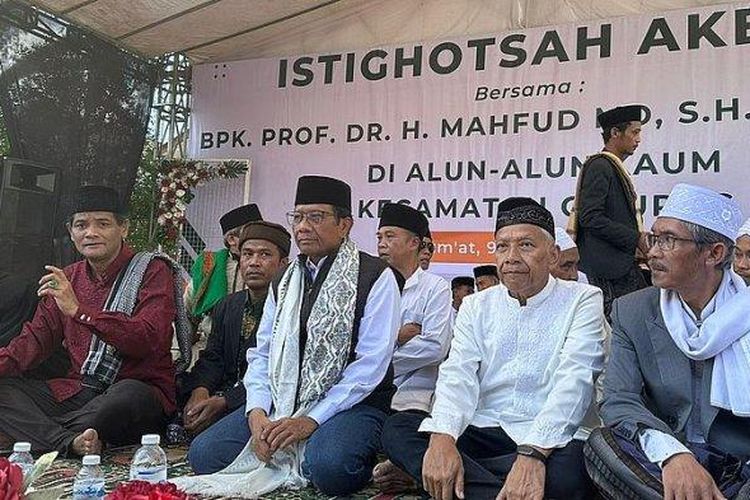 Mahfud MD melaksanakan istighosah bersama masyarakat di Alun-alun Cicurug, Kecamatan Cicurug, Kabupaten Sukabumi, Jumat (09/02/2024). 
