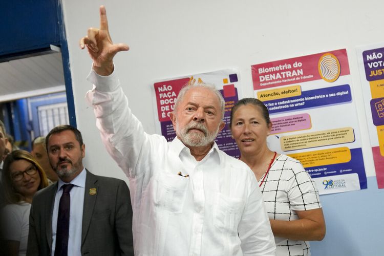 Mantan Presiden Brasil Luiz Inacio Lula da Silva, yang mencalonkan diri sebagai presiden lagi dan dikenal sebagai Lula, menandatangani L setelah memberikan suara dalam pemilihan presiden putaran kedua di Sao Paulo, Brasil, Minggu, 30 Oktober 2022.