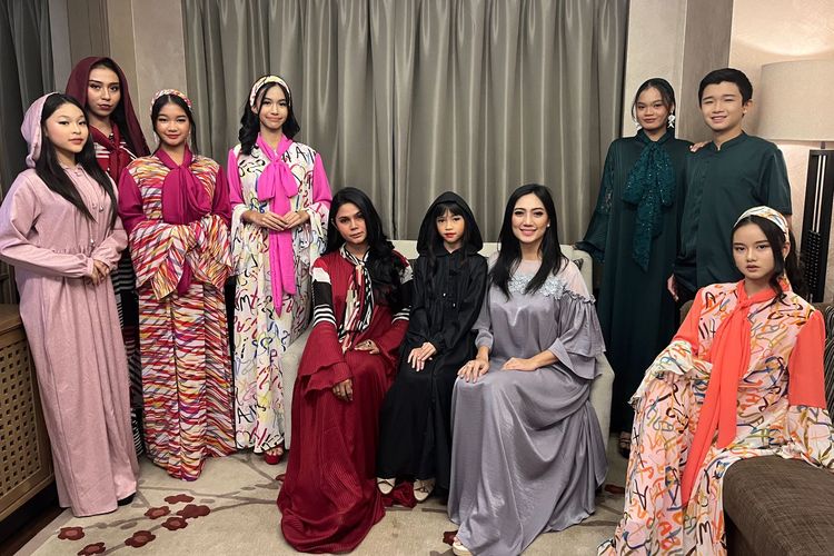 Desainer Ayu Amelia bersama para model yang akan melakukan fashion show koleksi Ramadhan dari brand Lakshita by Ayu Amelia, Jumat (16/3/2024).