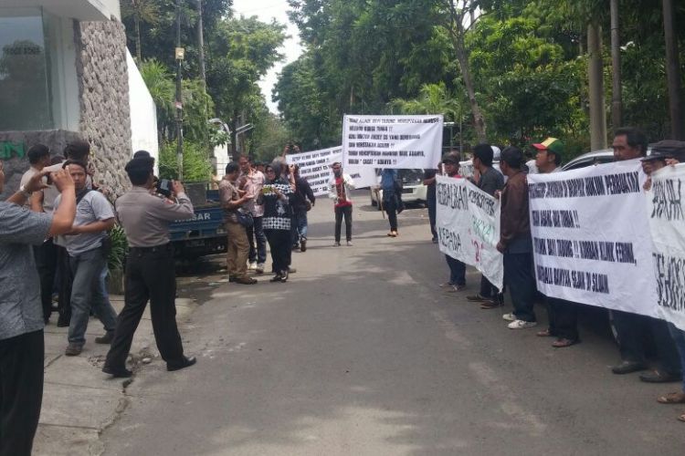 Sebuah klinik di Surabaya didemo warga karena menjanjikan bisa mendapatkan bayi dengan jenis kelamin tertentu.