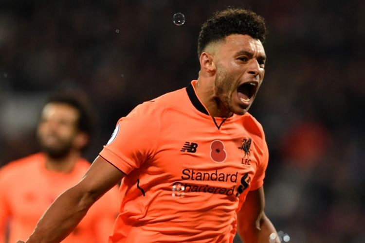 Pemain Liverpool FC, Alex Oxlade-Chamberlain, merayakan gol yang dia cetak ke gawang West Ham United dalam laga Liga Inggris di Stadion London pada 4 November 2017.