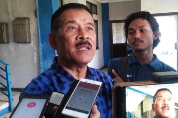 Manager Persib Bandung Umuh Muchtar saat ditemui wartawan di Mes Persib, Jalan Ahmad Yani, Senin (18/7/2016)