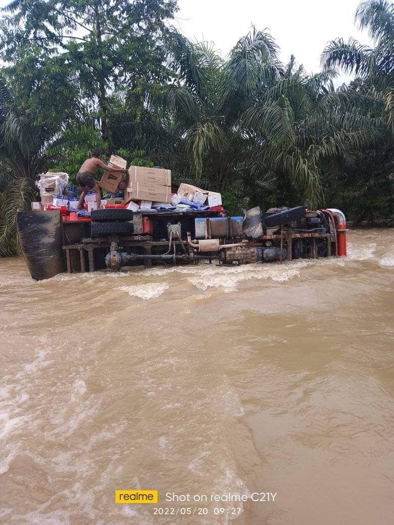 Arus Deras, Truk Pengangkut Bantuan Sembako Korban Banjir di Kukar Terguling