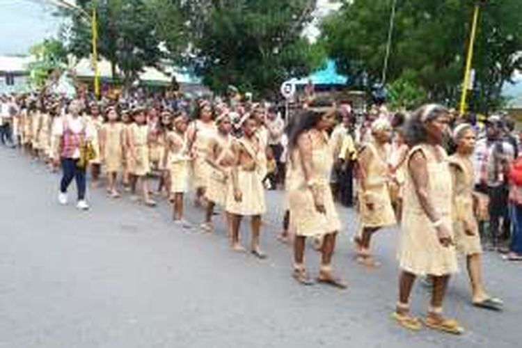 Pakaian Kulit Kayu dari Kecamatan Kabola dikenakan oleh warga dalam karnaval budaya di sepanjang jalan protokol Kota Kalabahi, Kabupaten Alor, Nusa Tenggara Timur, Selasa (9/8/2016).