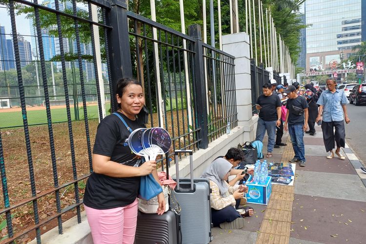 Cerita Pedagang Merchandise Konser Coldplay Datang ke GBK Sejak Pukul 06.00 WIB