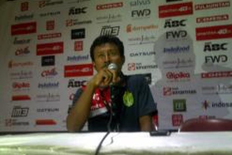 Pelatih Persebaya United Ibnu Graham saat memberikan keterangan kepada awak media usai pertandingan laga pamungkas grup A Piala Presiden kontrq Persiba Balikpapan di Stadion Si Jalak Harupat, Kabupaten Bandung, Jawa Barat, Kamis (10/9/2015)