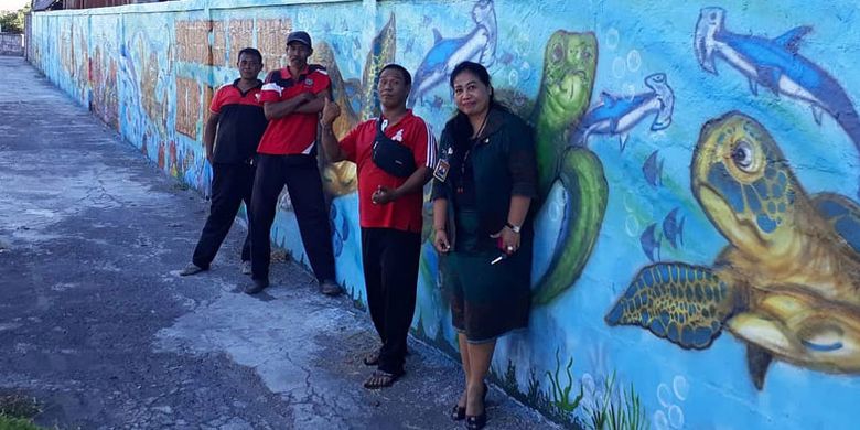 Karya seni mural di tembok dinding sepanjang Sungai Rangda di Banjar Suwung Batan Kendal, Sesetan, Denpasar, Bali.