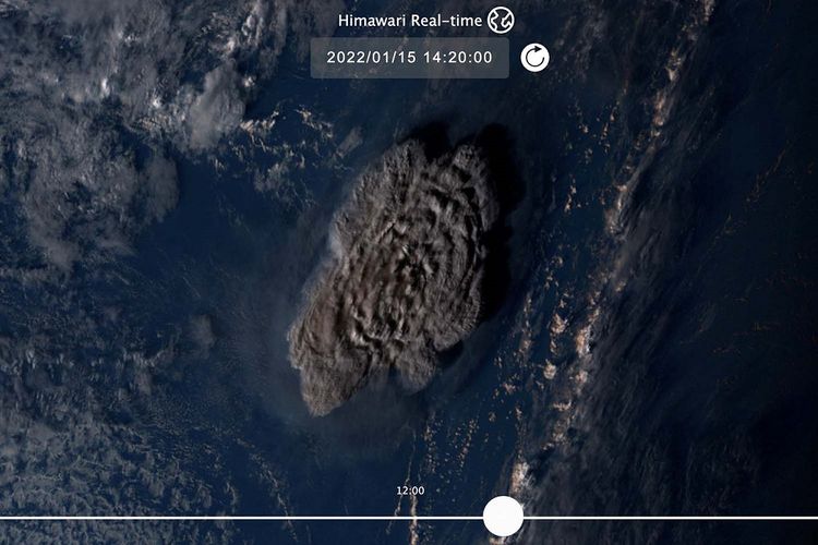 A plume rises over Tonga when the underwater volcano Hunga Tonga-Hunga Ha'apai erupted in this satellite image taken by Himawari-8, a Japanese weather satellite operated by Japan Meteorological Agency, on January 15, 2022 and released by National Institute of Information and Communications Technology (NICT) and obtained by Reuters on January 16, 2022. National Institute of Information and Communications Technology (NICT)/Handout via REUTERS  ATTENTION EDITORS - THIS IMAGE HAS BEEN SUPPLIED BY A THIRD PARTY. MANDATORY CREDIT. NO RESALES. NO ARCHIVES.  *** Local Caption *** Kepulan asap terlihat di atas Tonga saat gunung api bawah air Hunga Tonga-Hunga erupsi dalam foto satelit yang diambil oleh Himawari-8, satelit cuaca Jepang yang dioperasikan oleh Badan Meteorologi Jepang, Sabtu (15/1/2022), dan disiarkan oleh National Institute of Information and Communications Technology (NICT) dan didapatkan oleh Reuters, Minggu (16/1/2022). ANTARA FOTO/National Institute of Information and Communications Technology (NICT)/Handout via REUTERS/aww/cfo