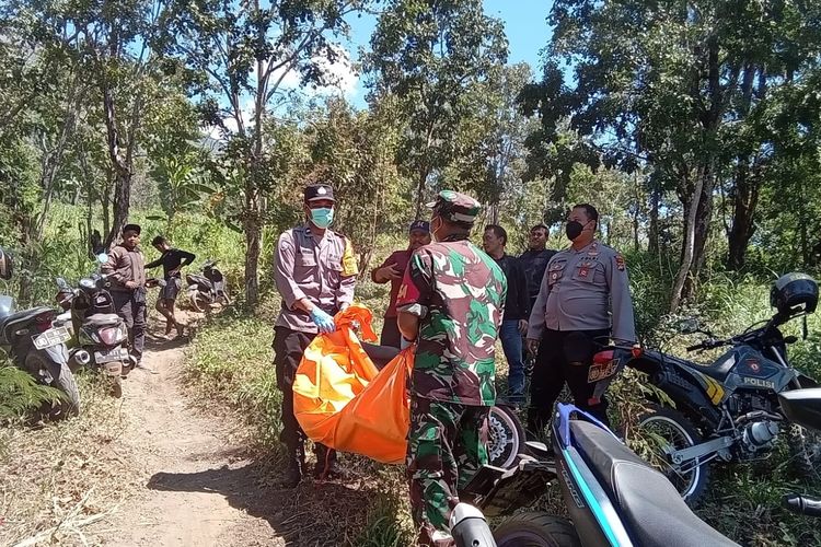 Polisi mengevakuasi mayat yang ditemukan di lereng Gunung Agung di wilayah Desa Tulamben, Kecamatan Kubu, Kabupaten Karangasem, Provinsi Bali, Senin (31/7/2023). 