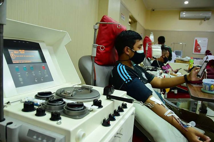 Penyintas Covid-19 mendonorkan plasma konvaselen di PMI Bandung, Jalan Aceh, Kota Bandung, Jawa Barat, Senin (5/7/2021). Permintaan plasma konvaselen di Kota Bandung cukup tinggi bahkan sempat mencapai angka 581 permintaan, akan tetapi jumlah permintaan itu tak sebanding dengan pendonornya.