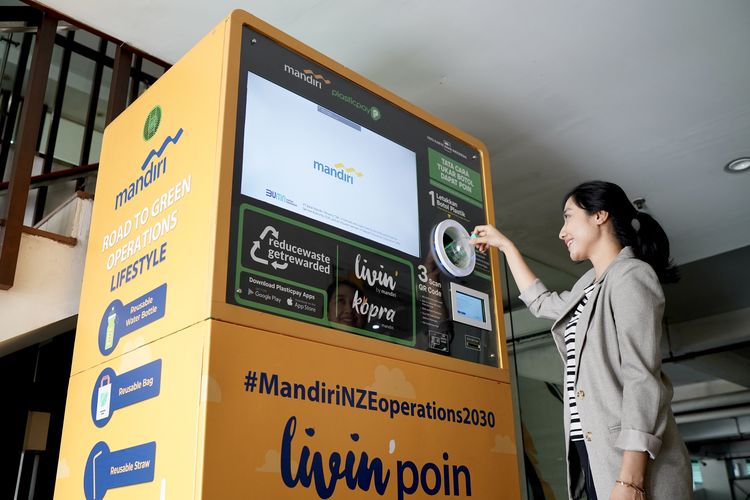 Bank Mandiri menyediakan reverse vending machine (RVM) atau mesin penukaran sampah botol plastik untuk didaur ulang di beberapa titik kantor operasional Bank Mandiri.
