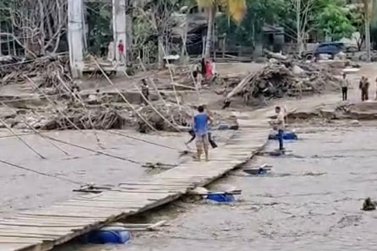 Jembatan Darurat di Aceh Tengah Hampir Putus Diterjang Banjir, Warga Terancam Terisolir