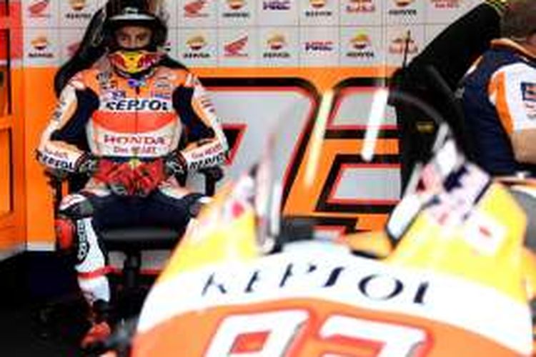 Pebalap Repsol Honda Team asal Spanyol, Marc Marquez, bersiap sebelum turun pada sesi latihan bebas pertama GP Jepang di Sirkuit Twin Ring Motegi, Jumat (14/10/2016).